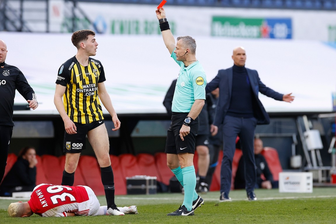 BES tij Een hekel hebben aan Ajax wint beker: gouden wissel Neres schiet droom Vitesse aan flarden -  Voetbal International