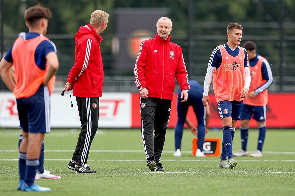 Feyenoord Geeft 'middenvelder Met Spelbepalende Eigenschappen' Contract ...