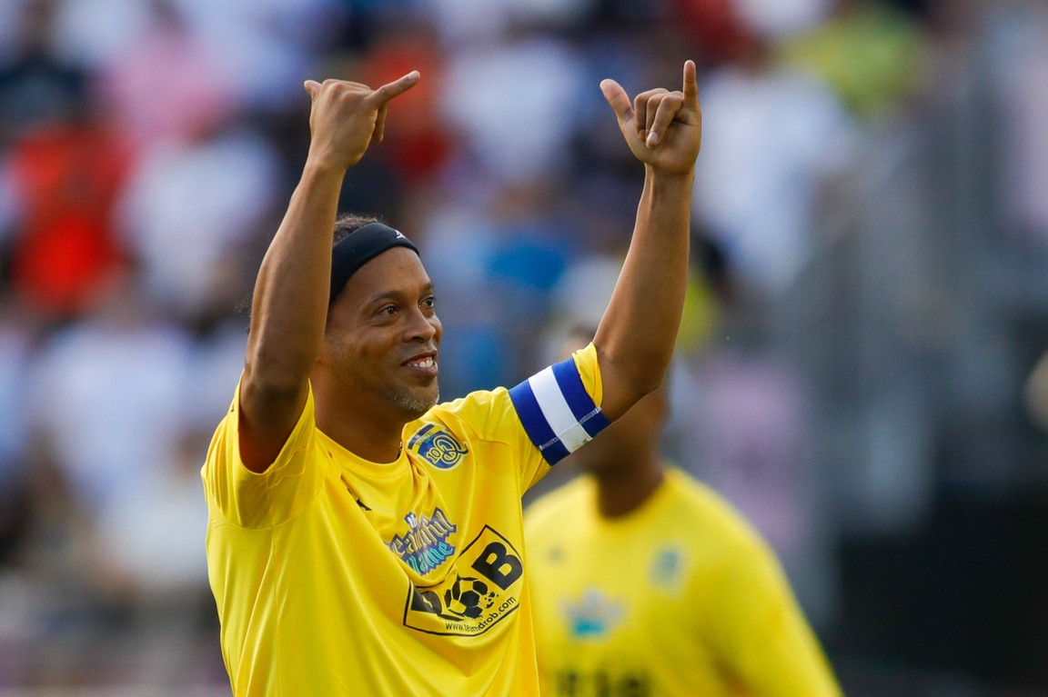 Tom Audreath Wreedheid Kan niet lezen of schrijven Circus Ronaldinho: Braziliaanse baltovenaar maakt sensationele goal -  Voetbal International