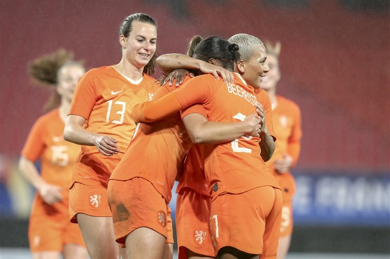 Oranje Vrouwen kunnen net niet juichen tegen 'kampioen ...